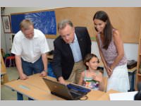 LH Niessl �bergibt Lesehilfe an Sofia Lichtenw�rther, 22.07.2013