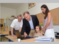 LH Niessl �bergibt Lesehilfe an Sofia Lichtenw�rther, 22.07.2013
