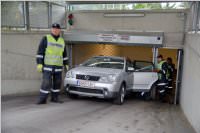 FF Neufeld: Fahrzeugbergung aus Tiefgarage, 23.06.2015