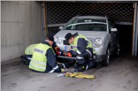 FF Neufeld: Fahrzeugbergung aus Tiefgarage, 23.06.2015