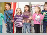 Kindergarten feiert Weihnachten im Pflegeheim Neufeld, 19.12.2014