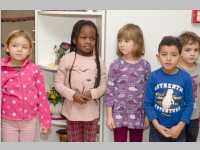 Kindergarten feiert Weihnachten im Pflegeheim Neufeld, 19.12.2014