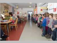 Kindergarten feiert Weihnachten im Pflegeheim Neufeld, 19.12.2014