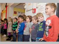 Kindergarten feiert Weihnachten im Pflegeheim Neufeld, 19.12.2014