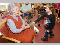 Kindergarten feiert Weihnachten im Pflegeheim Neufeld, 19.12.2014