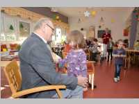 Kindergarten feiert Weihnachten im Pflegeheim Neufeld, 19.12.2014