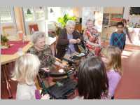 Kindergarten feiert Weihnachten im Pflegeheim Neufeld, 19.12.2014