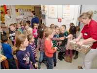 Kindergarten feiert Weihnachten im Pflegeheim Neufeld, 19.12.2014
