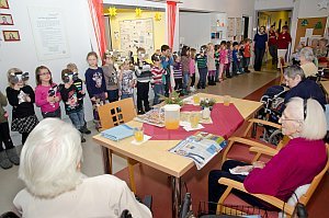 Kindergarten feiert Weihnachten im Pflegeheim Neufeld, 19.12.2014