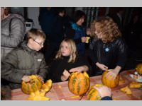 K�rbisschnitzen mit der �VP Neufeld, 31.10.2013