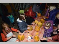 K�rbisschnitzen mit der �VP Neufeld, 31.10.2013