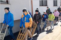 Osterratschen in Neufeld, 02.04.2015