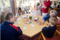 VS Neufeld 1B besucht das Pflegeheim, 29.04.2015