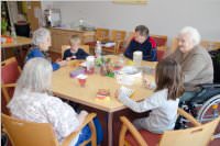 VS Neufeld 1B besucht das Pflegeheim, 29.04.2015