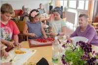 VS Neufeld Gesunde Ern�hrung kocht im Pflegeheim, 13.06.2016