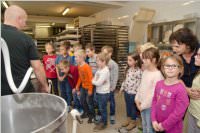 VS Neufeld 2. Klassen in der B�ckerei May, 21.10.2015