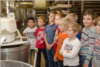 VS Neufeld 2. Klassen in der B�ckerei May, 21.10.2015