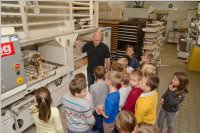 VS Neufeld 2. Klassen in der B�ckerei May, 21.10.2015