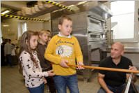 VS Neufeld 2. Klassen in der B�ckerei May, 21.10.2015