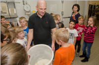 VS Neufeld 2. Klassen in der B�ckerei May, 21.10.2015