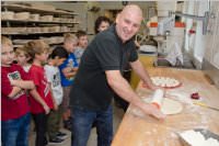 VS Neufeld 2. Klassen in der B�ckerei May, 21.10.2015