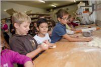 VS Neufeld 2. Klassen in der B�ckerei May, 21.10.2015