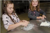 VS Neufeld 2. Klassen in der B�ckerei May, 21.10.2015