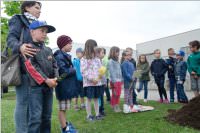 VS Neufeld: Baumpflanzung am Tag der Sonne, 08.05.2015