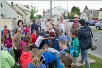 VS Neufeld: Baumpflanzung am Tag der Sonne, 08.05.2015