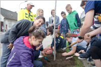 VS Neufeld: Baumpflanzung am Tag der Sonne, 08.05.2015