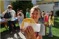 VS Neufeld: Langos im Schulgarten, 28.06.2016