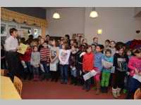 Volksschule feiert Weihnachten im Pflegeheim Neufeld, 17.12.2013