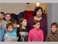 Volksschule feiert Weihnachten im Pflegeheim Neufeld, 17.12.2013