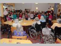 Volksschule feiert Weihnachten im Pflegeheim Neufeld, 17.12.2013