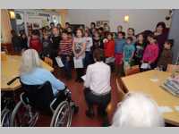 Volksschule feiert Weihnachten im Pflegeheim Neufeld, 17.12.2013