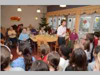 Volksschule feiert Weihnachten im Pflegeheim Neufeld, 17.12.2013