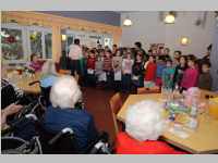 Volksschule feiert Weihnachten im Pflegeheim Neufeld, 17.12.2013