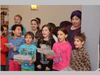 Volksschule feiert Weihnachten im Pflegeheim Neufeld, 17.12.2013