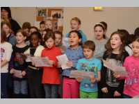 Volksschule feiert Weihnachten im Pflegeheim Neufeld, 17.12.2013