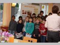 Volksschule feiert Weihnachten im Pflegeheim Neufeld, 17.12.2013