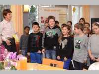 Volksschule feiert Weihnachten im Pflegeheim Neufeld, 17.12.2013