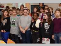 Volksschule feiert Weihnachten im Pflegeheim Neufeld, 17.12.2013