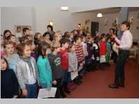 Volksschule feiert Weihnachten im Pflegeheim Neufeld, 17.12.2013