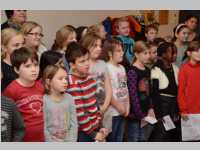 Volksschule feiert Weihnachten im Pflegeheim Neufeld, 17.12.2013