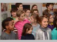 Volksschule feiert Weihnachten im Pflegeheim Neufeld, 17.12.2013