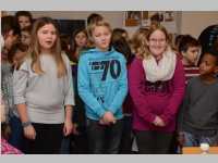 Volksschule feiert Weihnachten im Pflegeheim Neufeld, 17.12.2013