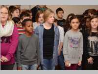 Volksschule feiert Weihnachten im Pflegeheim Neufeld, 17.12.2013