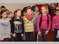 Volksschule feiert Weihnachten im Pflegeheim Neufeld, 17.12.2013