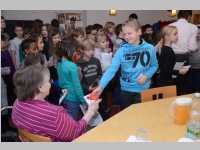 Volksschule feiert Weihnachten im Pflegeheim Neufeld, 17.12.2013