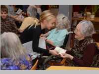 Volksschule feiert Weihnachten im Pflegeheim Neufeld, 17.12.2013